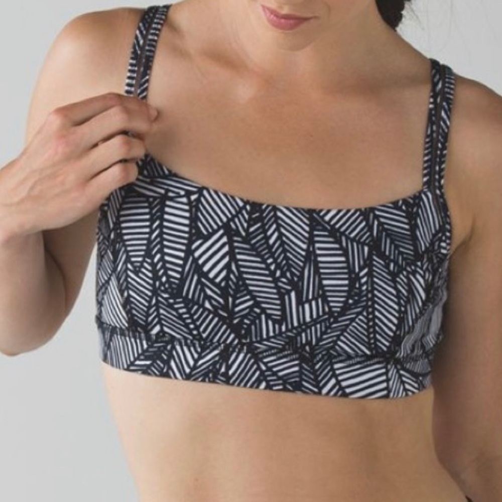 Lululemon straight up bra in excellent condition with pads included